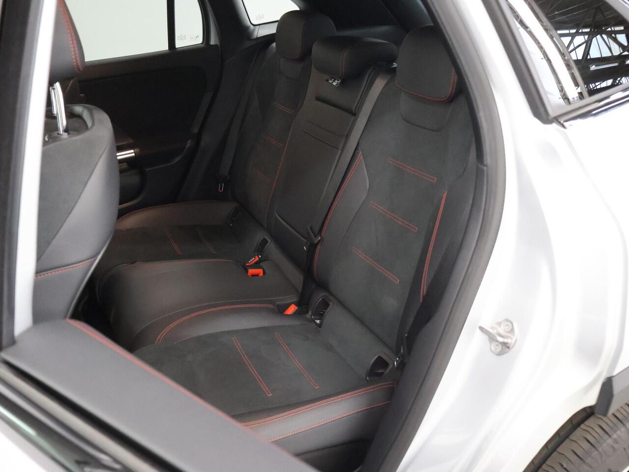 Mercedes-Benz EQA 350 4MATIC Electric Art 67 kWh | Trekhaak | Night | Stoelverwarming | Sfeerverlichting |