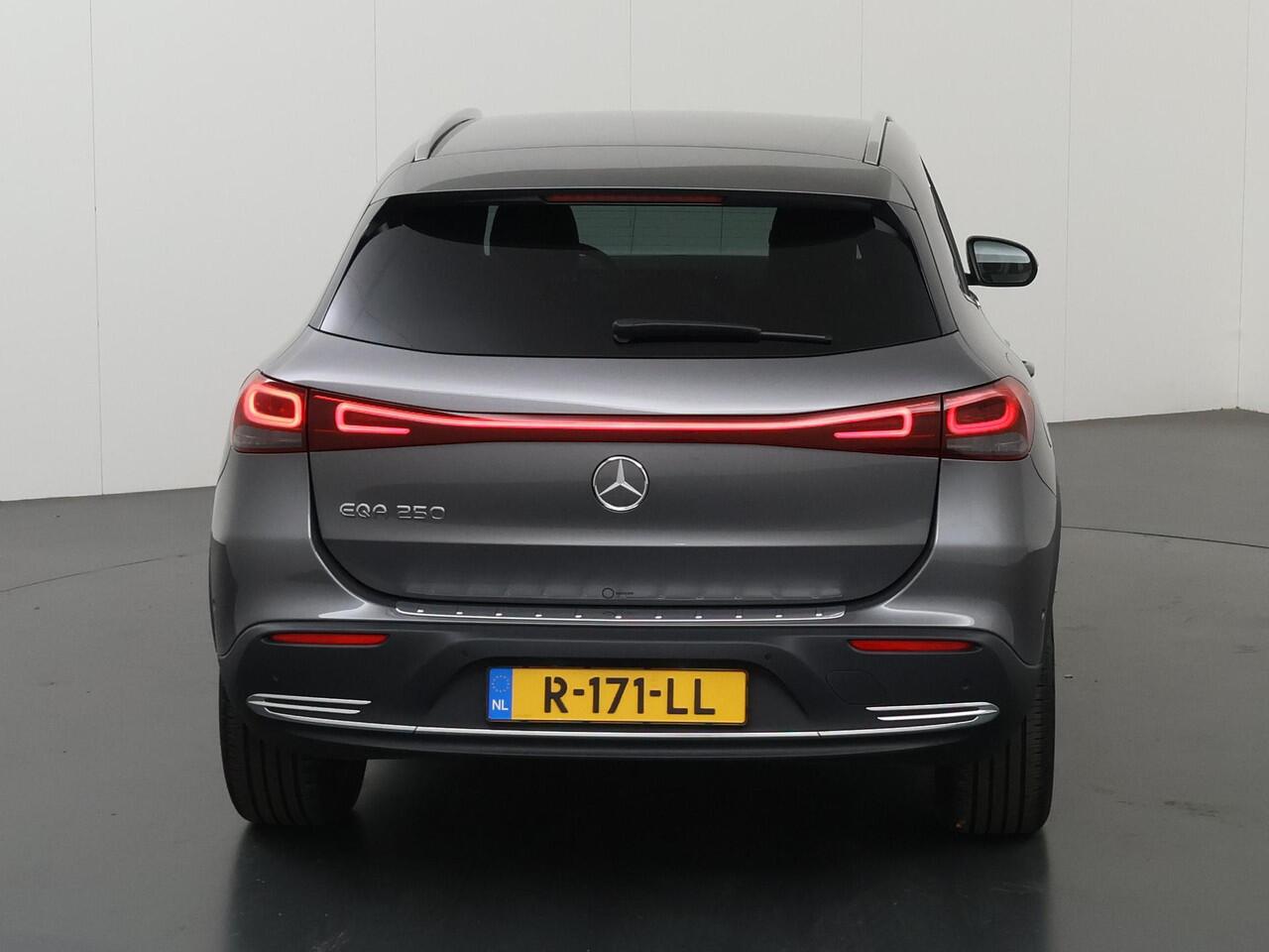 Mercedes-Benz EQA 250 Business Line 67 kWh | Trekhaak | Stoelverwarming | Sfeerverlichting | Achteruitrijcamera |