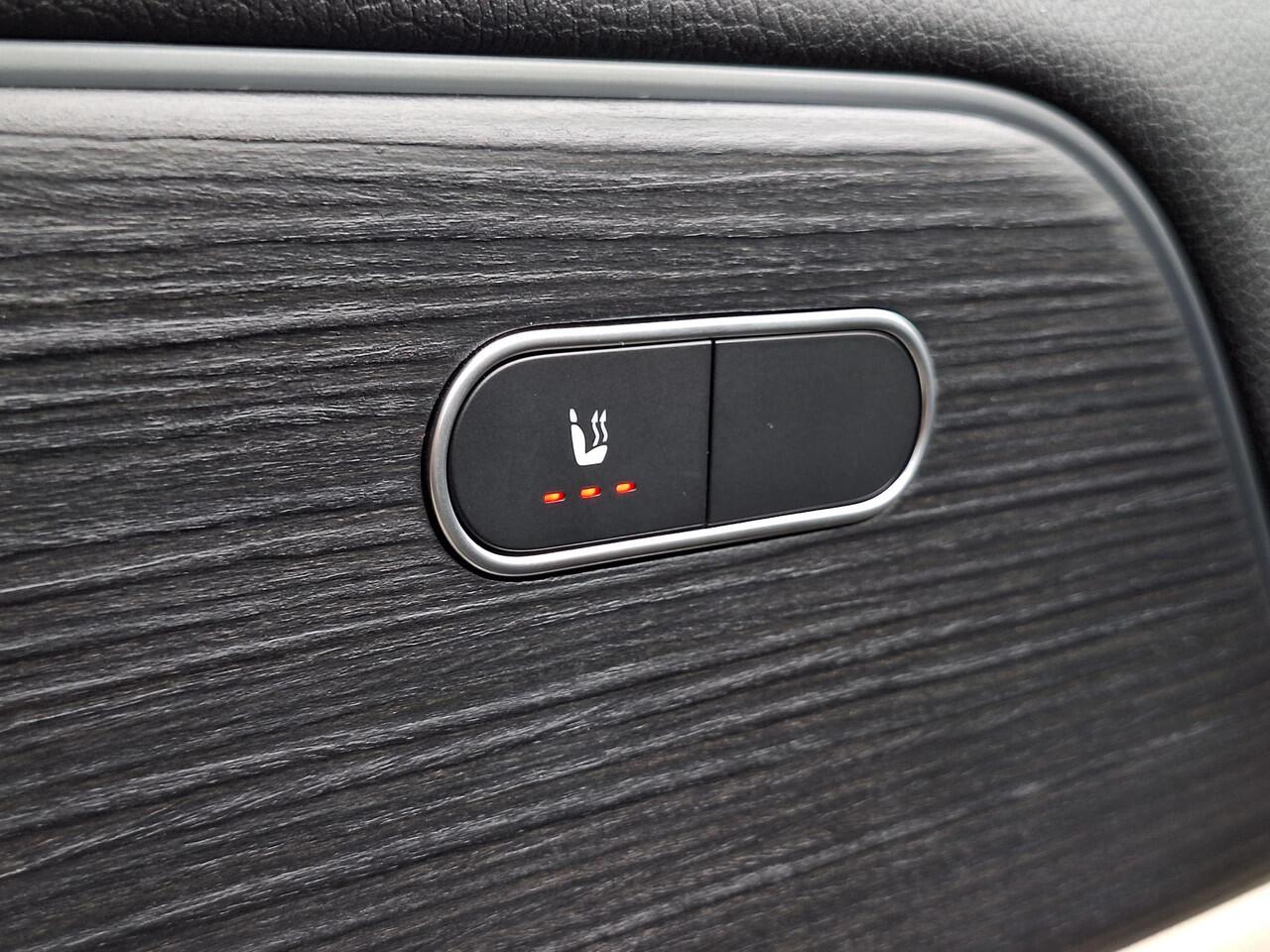 Mercedes-Benz EQA 250+ Luxury Line | Beige Interieur | Panoramadak | Trekhaak | Privacy Glas Achter | Sierdelen Lindehout Zwart | Dodehoekassistent | Apple CarPlay | Android Auto | Sfeerverlichting | Stoelverwarming | Elektrisch Inklapbare Buitenspiegels