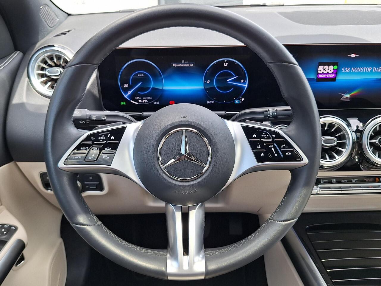 Mercedes-Benz EQA 250+ Luxury Line | Beige Interieur | Panoramadak | Trekhaak | Privacy Glas Achter | Sierdelen Lindehout Zwart | Dodehoekassistent | Apple CarPlay | Android Auto | Sfeerverlichting | Stoelverwarming | Elektrisch Inklapbare Buitenspiegels