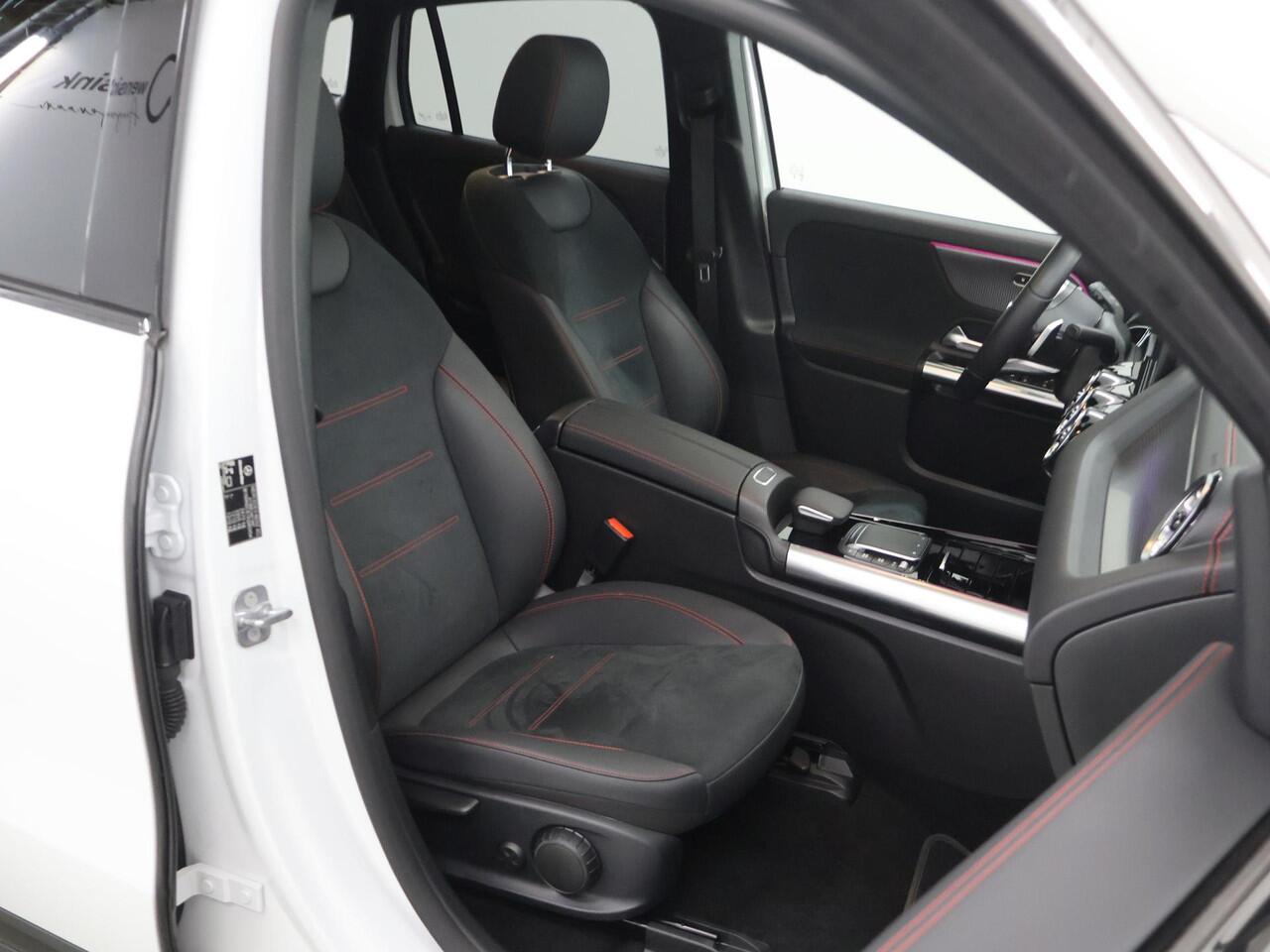 Mercedes-Benz EQA 250+ AMG Night 71 kWh | Panoramadak | Premium pakket | Advanced audio | Keyless-Go | Draadloos telefoon laden |