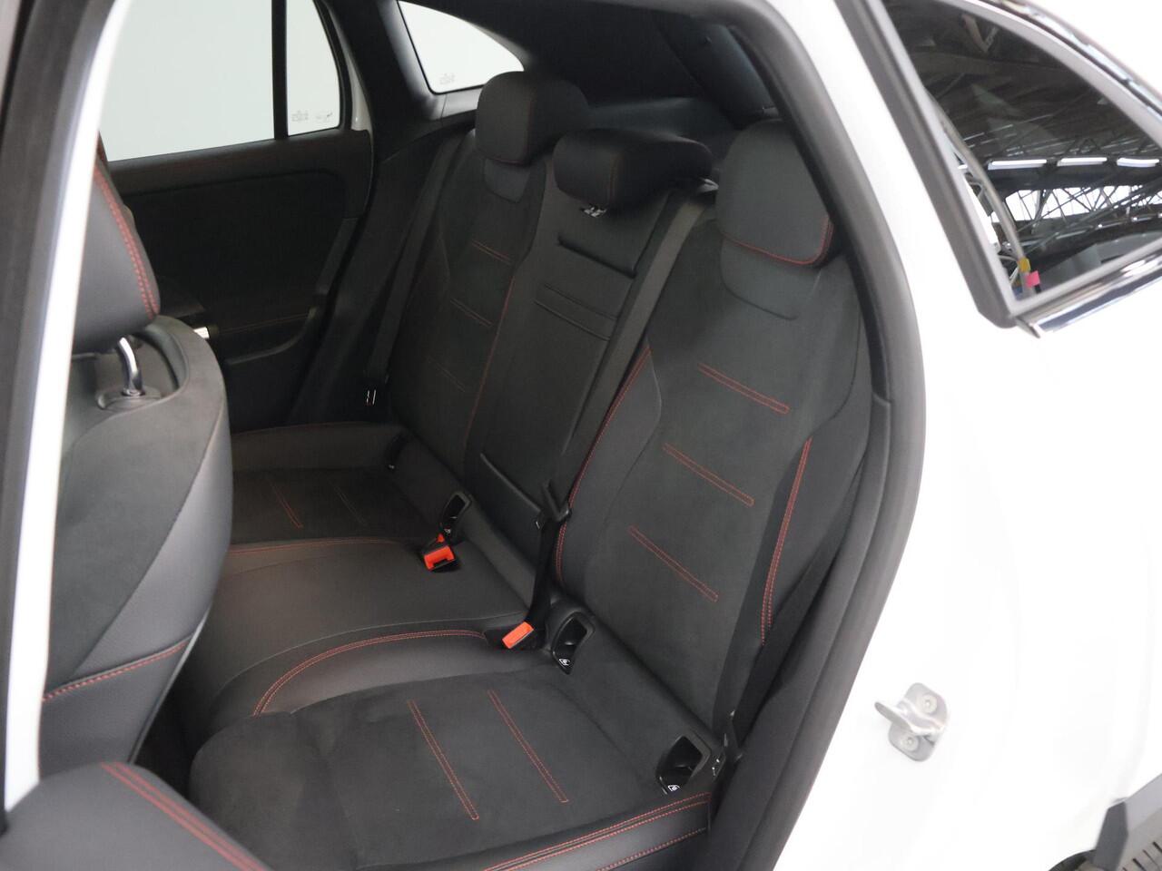 Mercedes-Benz EQA 250+ AMG Night 71 kWh | Panoramadak | Premium pakket | Advanced audio | Keyless-Go | Draadloos telefoon laden |