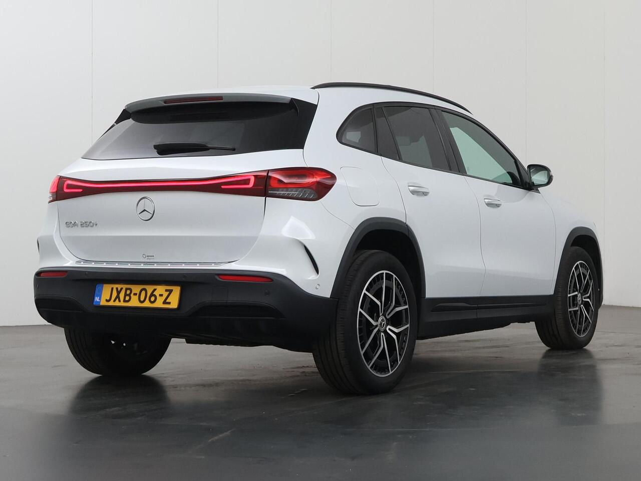 Mercedes-Benz EQA 250+ AMG Night 71 kWh | Panoramadak | Premium pakket | Advanced audio | Keyless-Go | Draadloos telefoon laden |