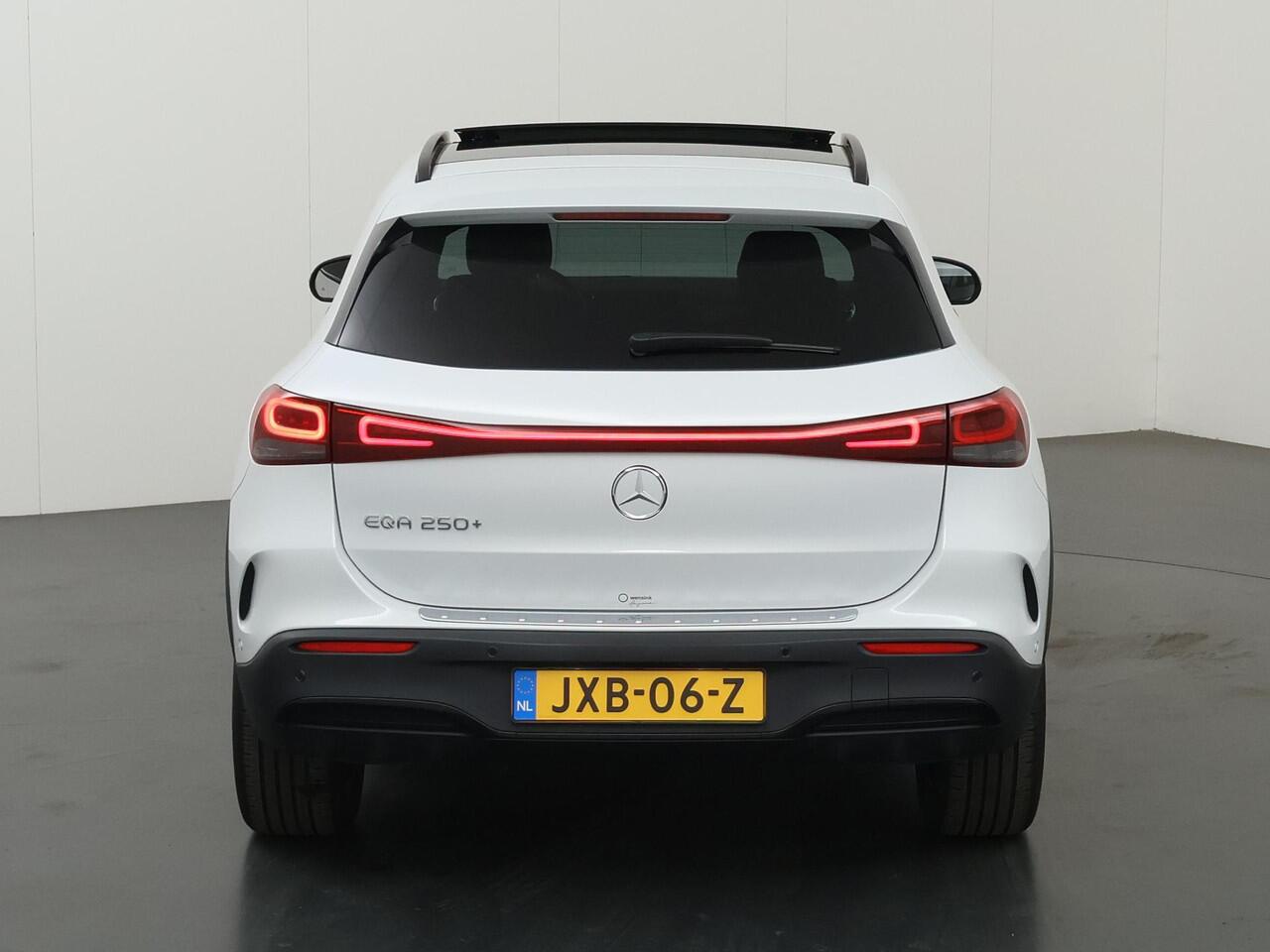 Mercedes-Benz EQA 250+ AMG Night 71 kWh | Panoramadak | Premium pakket | Advanced audio | Keyless-Go | Draadloos telefoon laden |