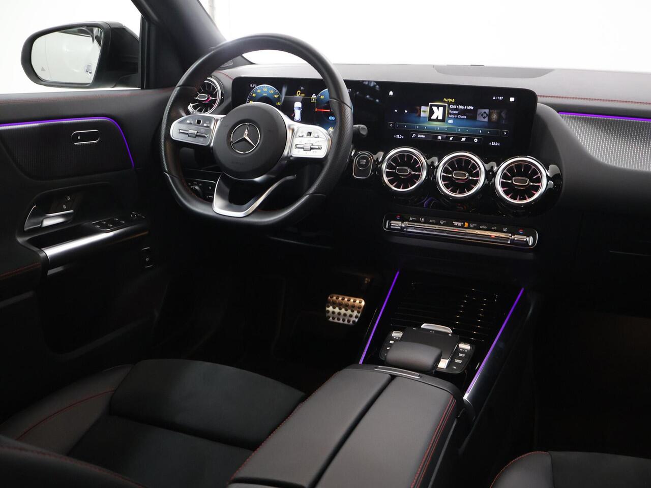 Mercedes-Benz EQA 250+ AMG Night 71 kWh | Panoramadak | Premium pakket | Advanced audio | Keyless-Go | Draadloos telefoon laden |