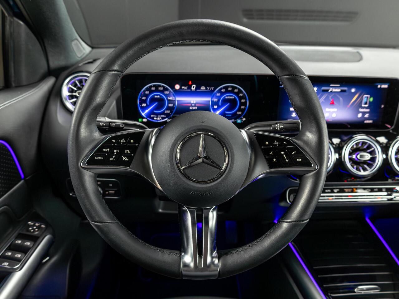 Mercedes-Benz EQA 300 4MATIC Luxury Line 71 kWh Panorama dak | Trekhaak | Memory pakket