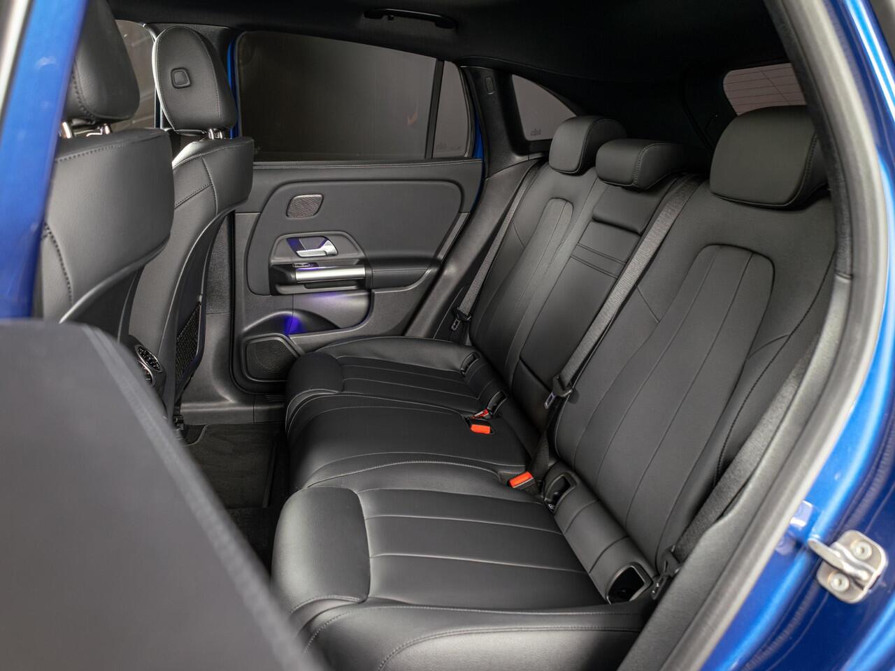 Mercedes-Benz EQA 300 4MATIC Luxury Line 71 kWh Panorama dak | Trekhaak | Memory pakket