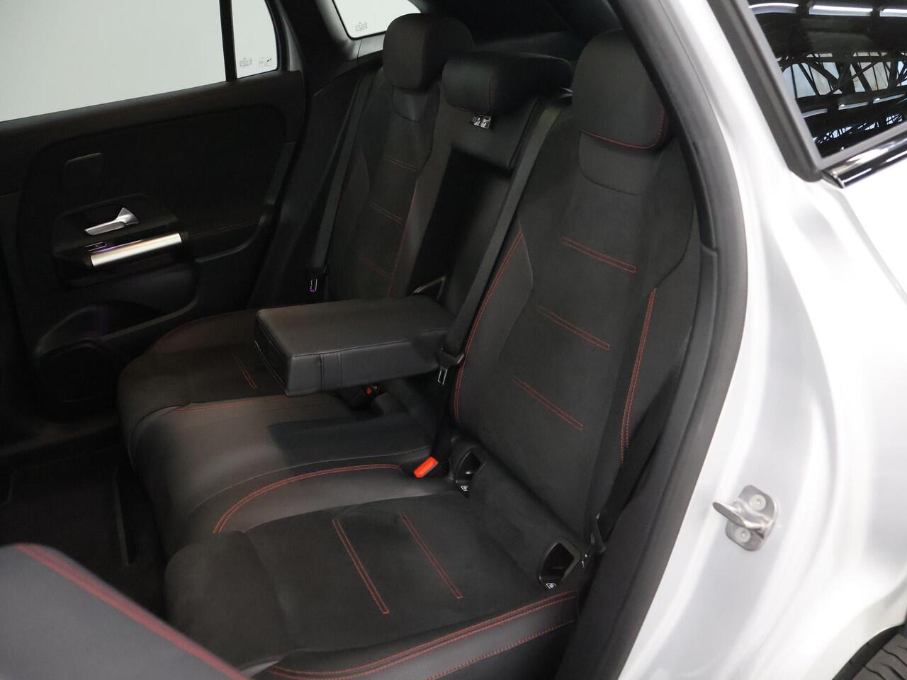 Mercedes-Benz EQA 250+ AMG Line 71 kWh | Night | Panoramadak | Sfeerverlichting | Draadloos telefoonladen | Stoelverwarming |