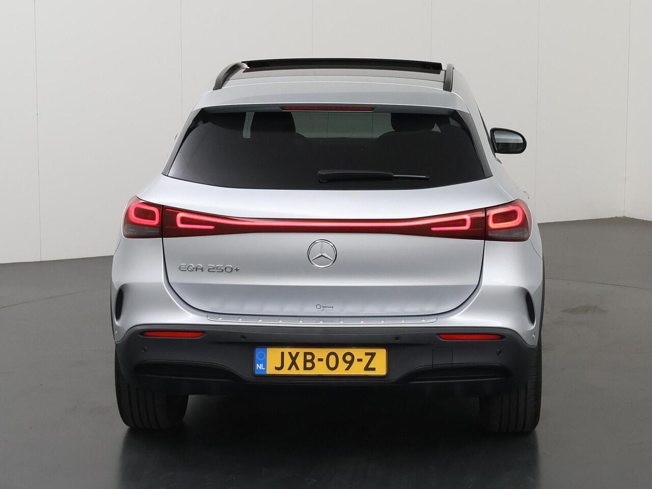 Mercedes-Benz EQA 250+ AMG Line 71 kWh | Night | Panoramadak | Sfeerverlichting | Draadloos telefoonladen | Stoelverwarming |