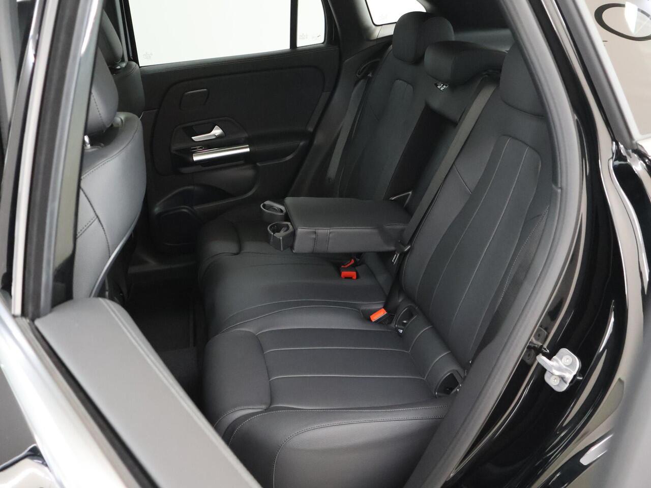 Mercedes-Benz EQA 250+ Business Solution Luxury 71 kWh | Panoramaschuifdak | Trekhaak | 360°-camera | Winter pakket | KEYLESS-GO