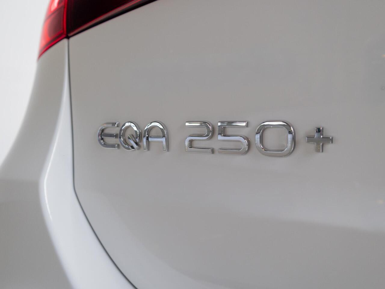 Mercedes-Benz EQA 250+ Business Solution AMG 71 kWh Panorama dak | Trekhaak