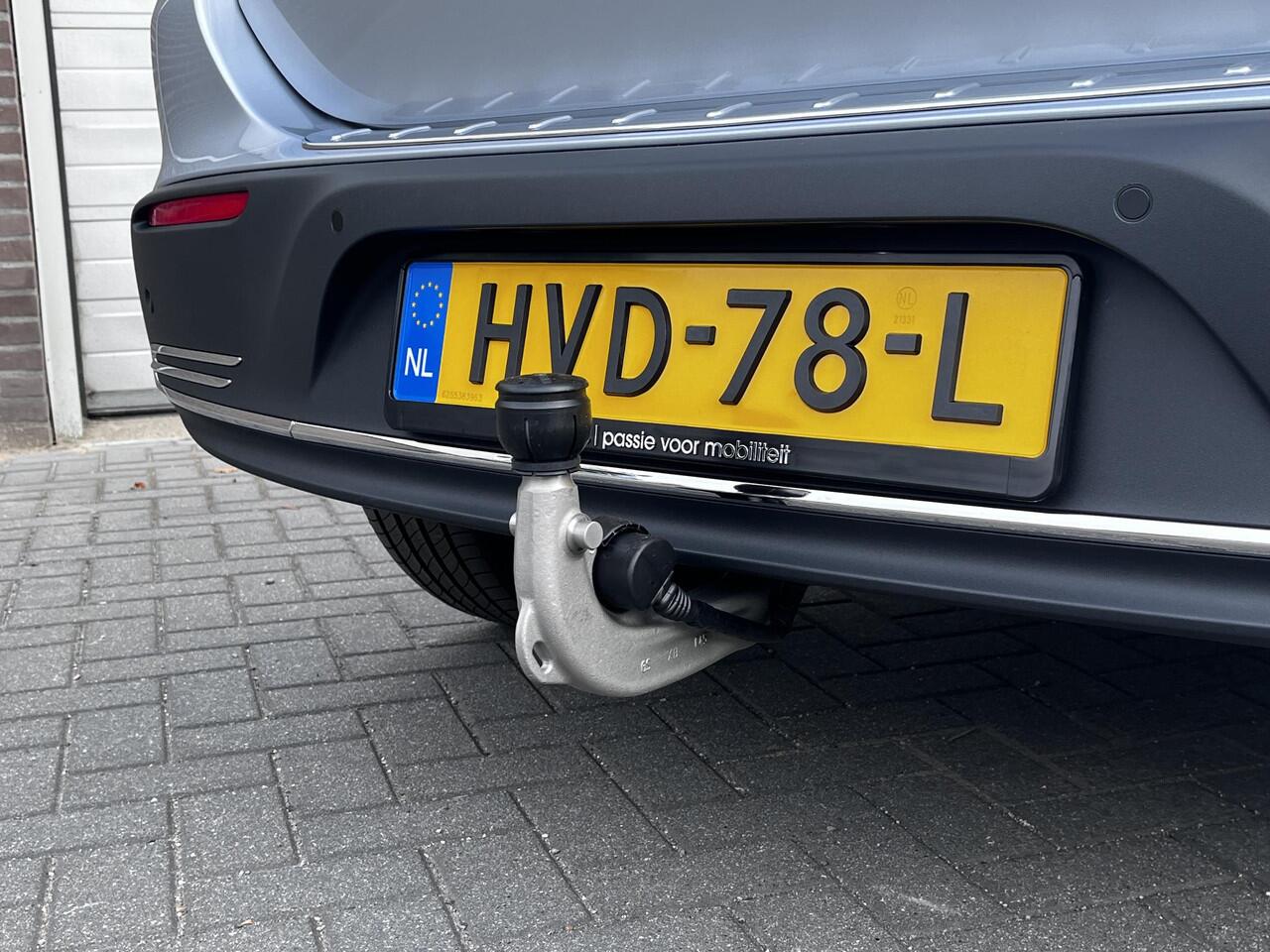 Mercedes-Benz EQA 250+ Luxury Line | Panoramadak | Trekhaak | Beige Interieur | Elektrisch Verstelbare Stoelen + Memory | 360° Camera | Donkergetint Glas Achter | Dodehoekassistent | Apple CarPlay | Android Auto | Stoelverwarming | Sfeerverlichting | Parkeersensoren