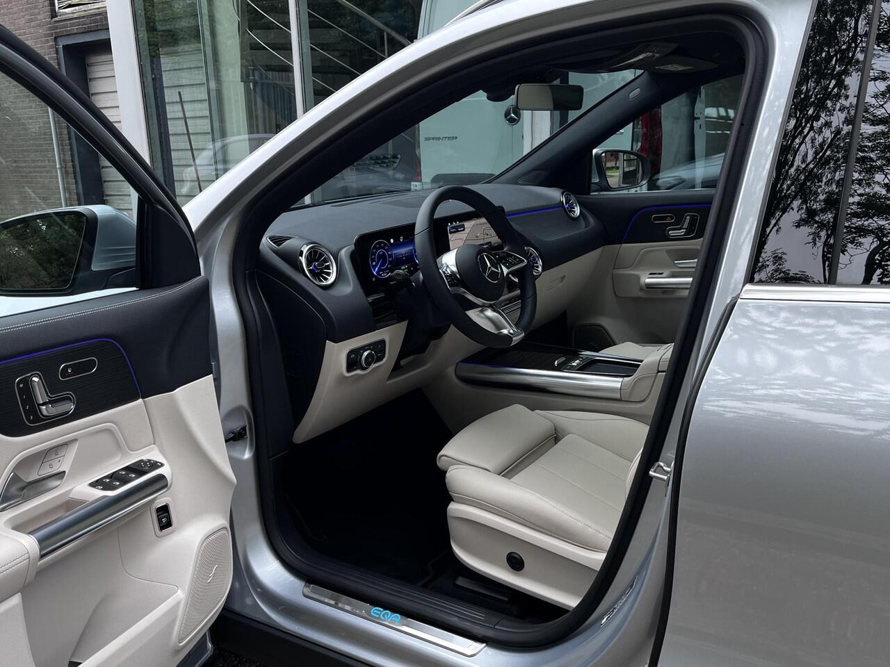 Mercedes-Benz EQA 250+ Luxury Line | Panoramadak | Trekhaak | Beige Interieur | Elektrisch Verstelbare Stoelen + Memory | 360° Camera | Donkergetint Glas Achter | Dodehoekassistent | Apple CarPlay | Android Auto | Stoelverwarming | Sfeerverlichting | Parkeersensoren