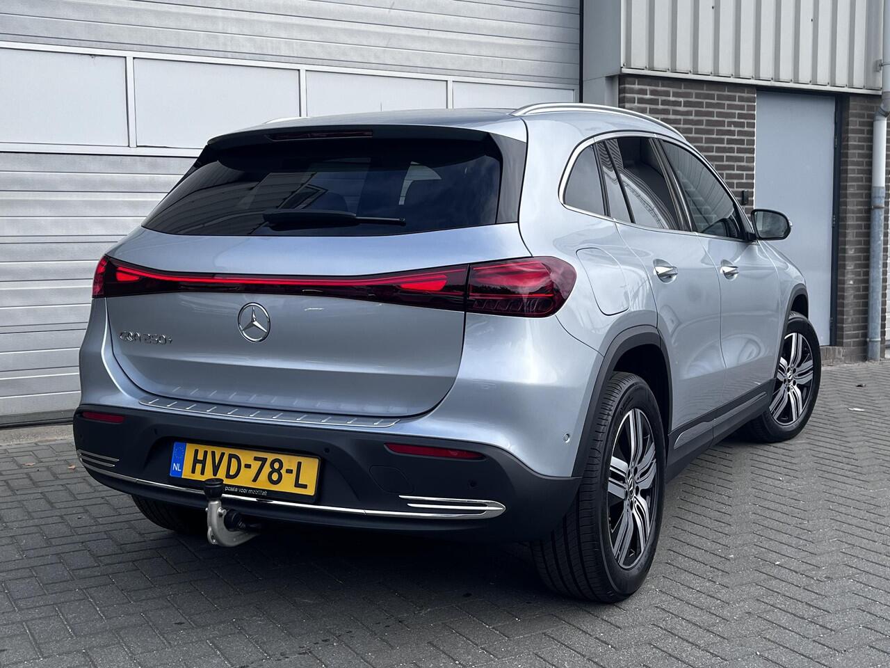 Mercedes-Benz EQA 250+ Luxury Line | Panoramadak | Trekhaak | Beige Interieur | Elektrisch Verstelbare Stoelen + Memory | 360° Camera | Donkergetint Glas Achter | Dodehoekassistent | Apple CarPlay | Android Auto | Stoelverwarming | Sfeerverlichting | Parkeersensoren