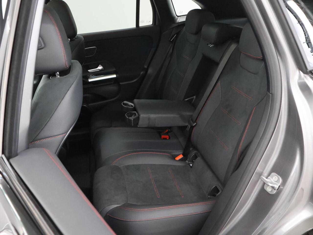 Mercedes-Benz EQA 250+ AMG Line 71 kWh | Night | Panoramadak | Burmester | Head-up display | Rij-assistentie pakket | Memory stoelen | 360 camera |