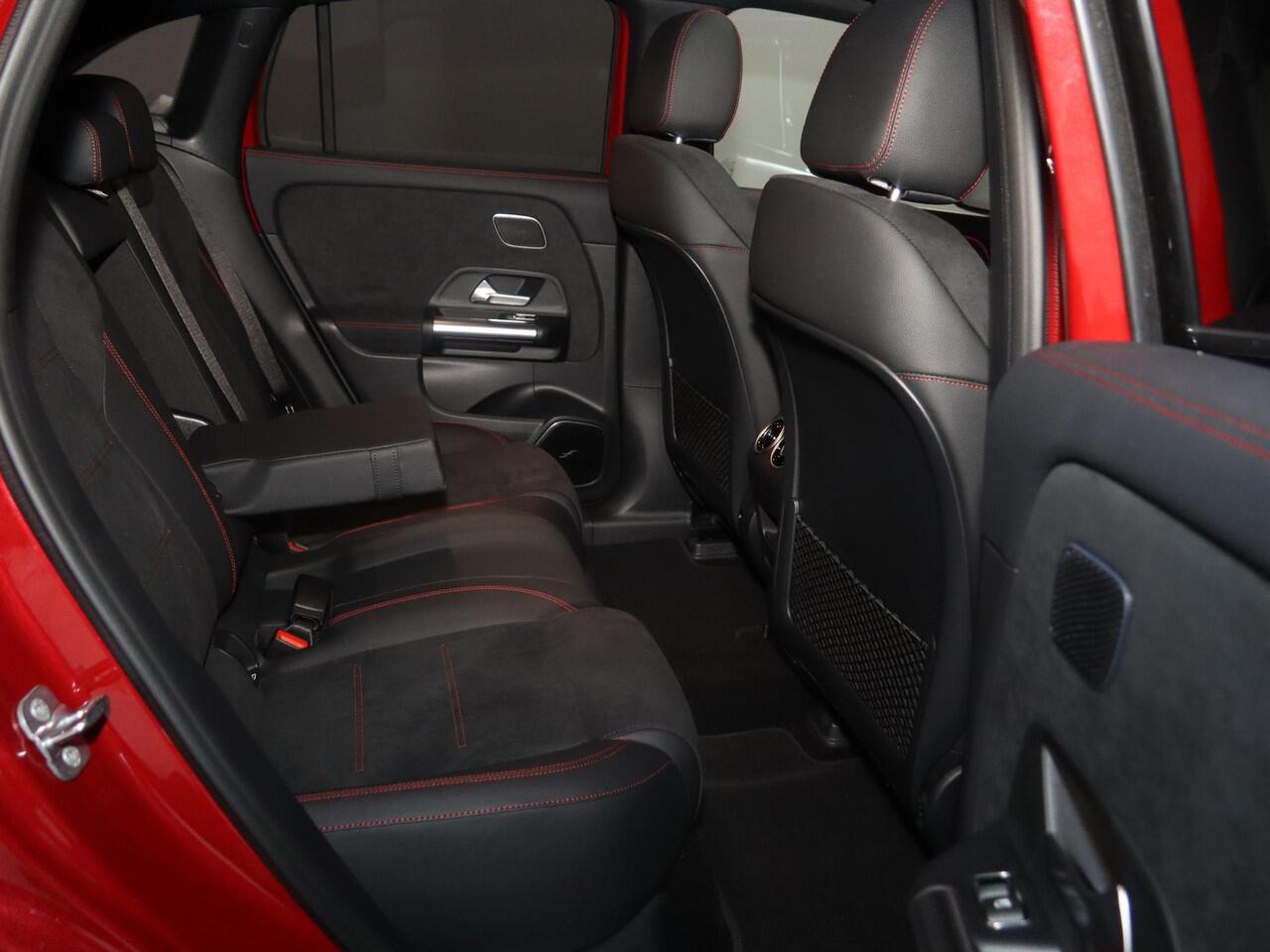 Mercedes-Benz EQA 250+ Business Solution AMG 71 kWh | Panoramaschuifdak | Dodehoekassistent | Head-up | Burmester | Winterpakket |