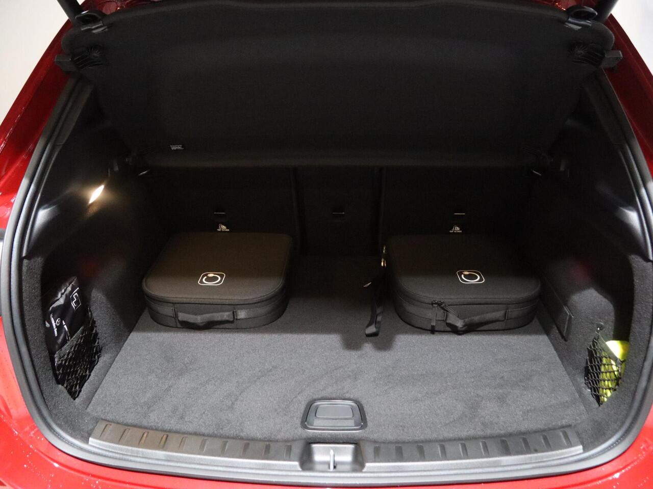 Mercedes-Benz EQA 250+ Business Solution AMG 71 kWh | Panoramaschuifdak | Dodehoekassistent | Head-up | Burmester | Winterpakket |