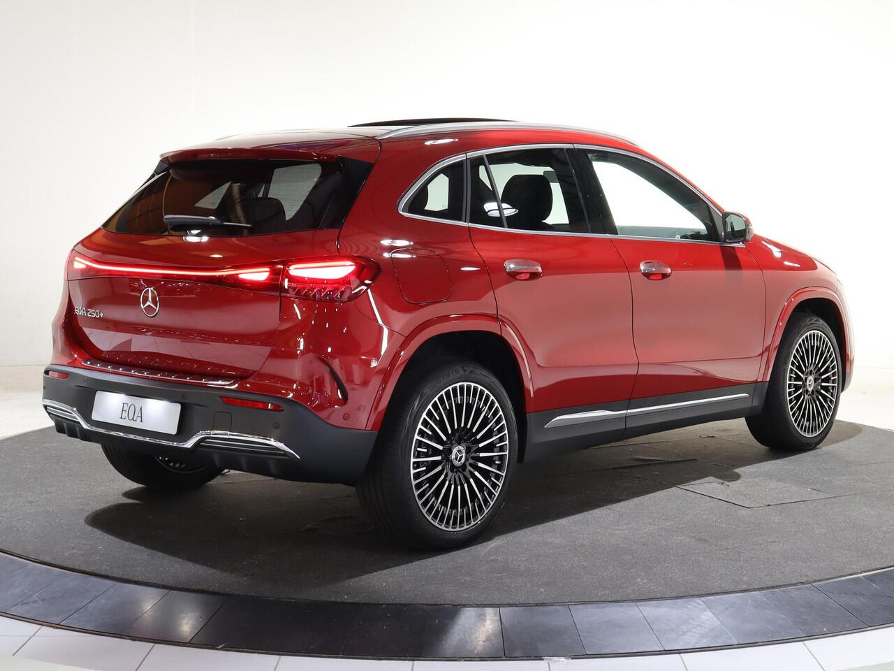 Mercedes-Benz EQA 250+ Business Solution AMG 71 kWh | Panoramaschuifdak | Dodehoekassistent | Head-up | Burmester | Winterpakket |