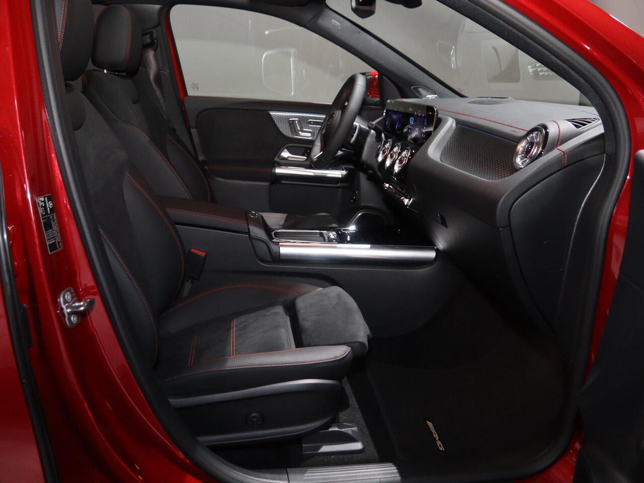 Mercedes-Benz EQA 250+ Business Solution AMG 71 kWh | Panoramaschuifdak | Dodehoekassistent | Head-up | Burmester | Winterpakket |