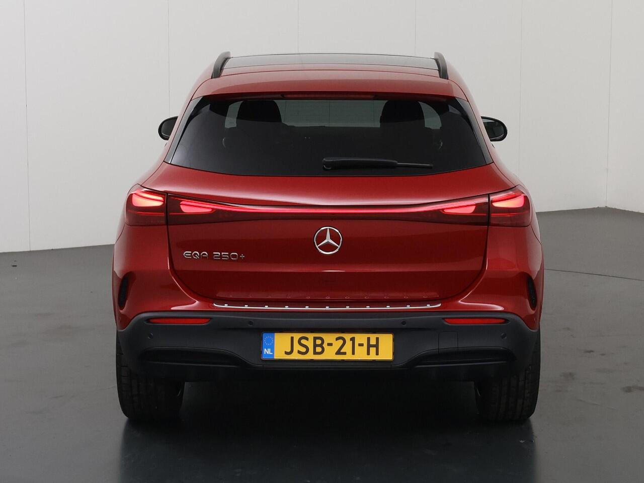 Mercedes-Benz EQA 250+ Business Solution AMG 71 kWh | Panoramaschuifdak | Night | Dodehoekassistent | Head-up | Burmester | Winterpakket |