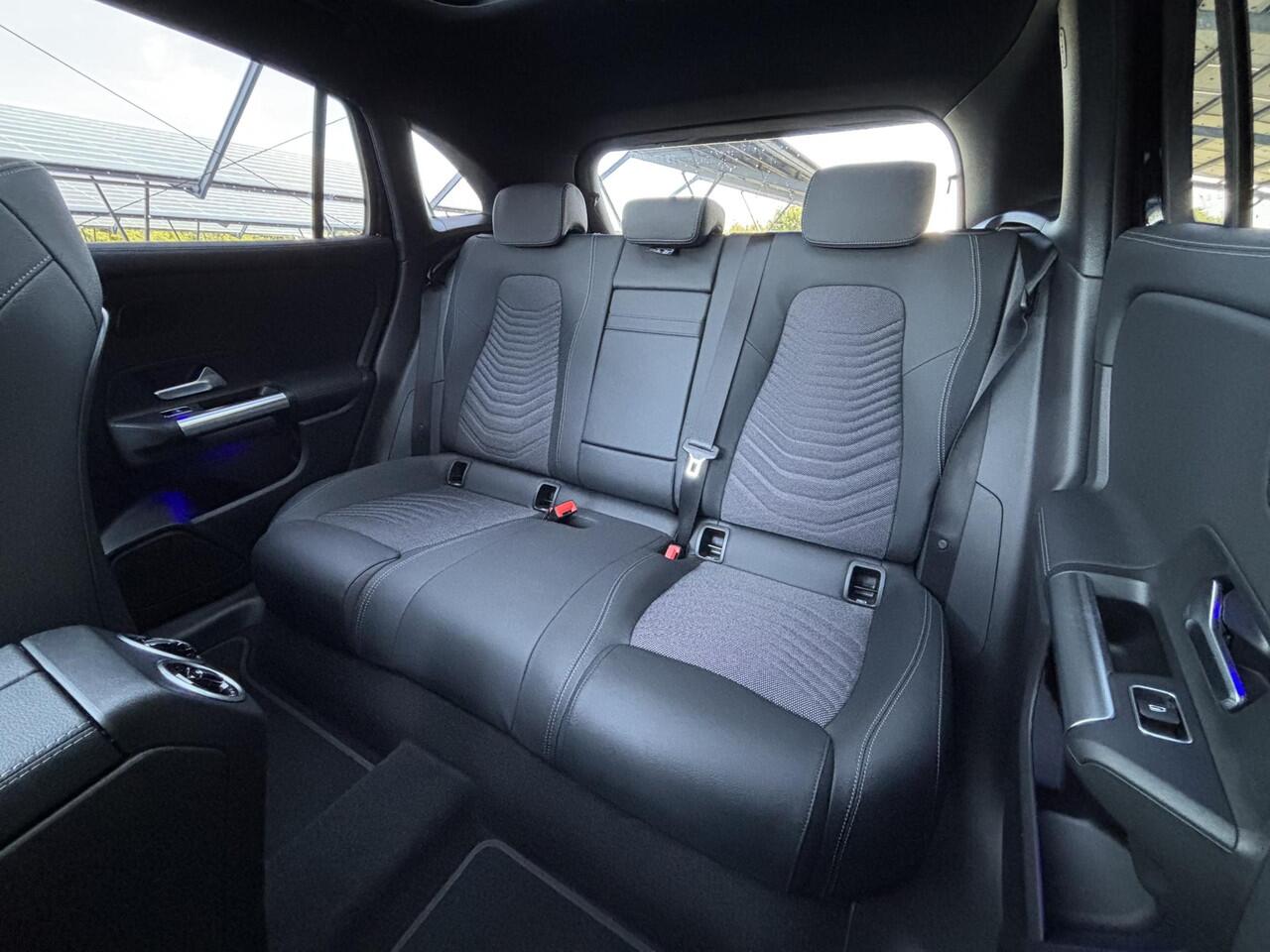 Mercedes-Benz EQA 250+ Business Solution 71 kWh | Panoramadak | Dodehoekassistent | Parkeercamera | Sfeerverlichting | Apple carplay |