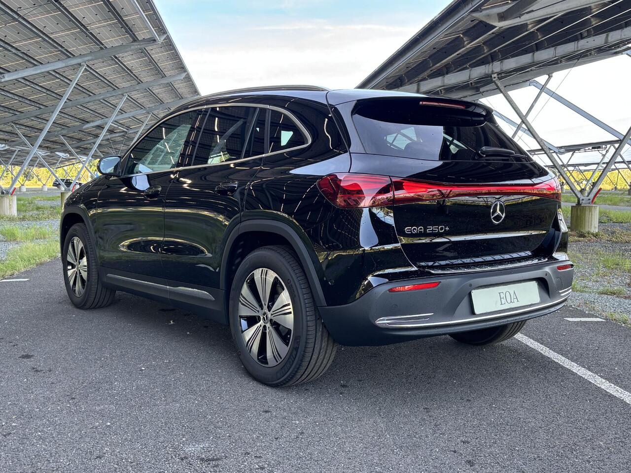 Mercedes-Benz EQA 250+ Business Solution 71 kWh | Panoramadak | Dodehoekassistent | Parkeercamera | Sfeerverlichting | Apple carplay |