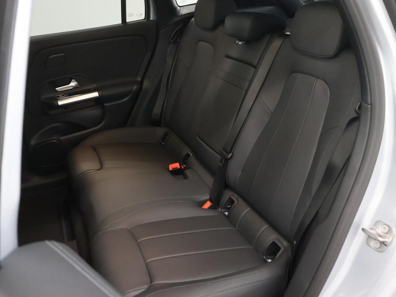 Mercedes-Benz EQA 250+ Business Solution Luxury 71 kWh | Panoramaschuifdak | Achteruitrijcamera | Stoelverwarming | Dodehoekassistent |