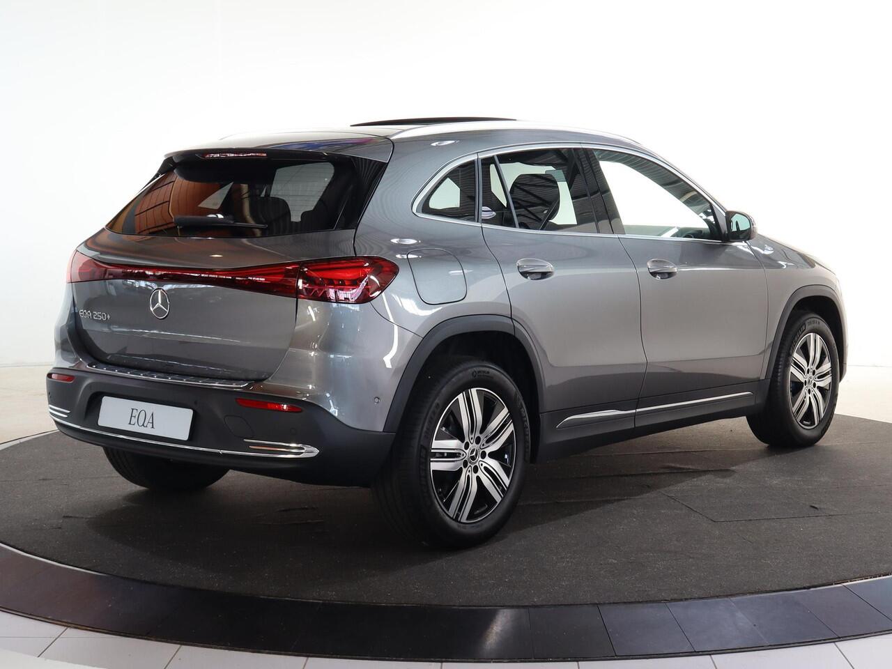 Mercedes-Benz EQA 250+ Business Solution Luxury 71 kWh | Panoramaschuifdak | Achteruitrijcamera | Stoelverwarming | Dodehoekassistent |