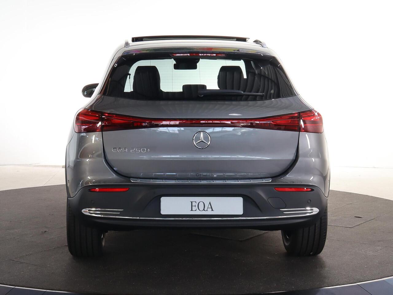 Mercedes-Benz EQA 250+ Business Solution Luxury 71 kWh | Panoramaschuifdak | Achteruitrijcamera | Stoelverwarming | Dodehoekassistent |