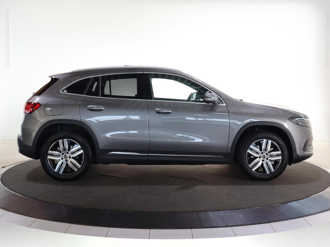 Mercedes-Benz EQA 250+ Business Solution Luxury 71 kWh | Panoramaschuifdak | Achteruitrijcamera | Stoelverwarming | Dodehoekassistent |