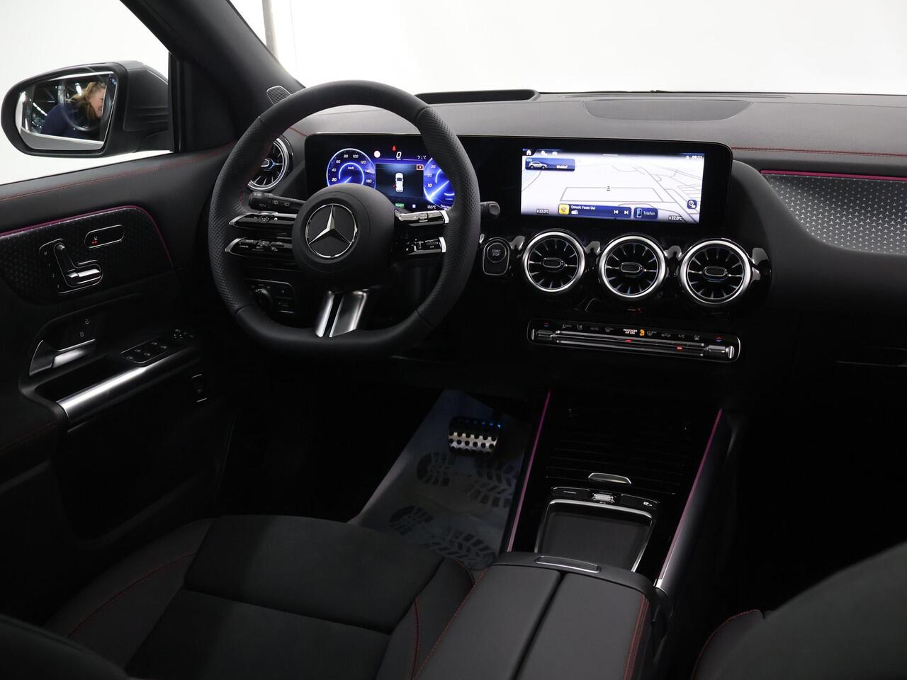 Mercedes-Benz EQA 250+ Business Solution AMG 71 kWh | Panoramaschuifdak | Dodehoekassistent | Head-up | Burmester | Winterpakket |