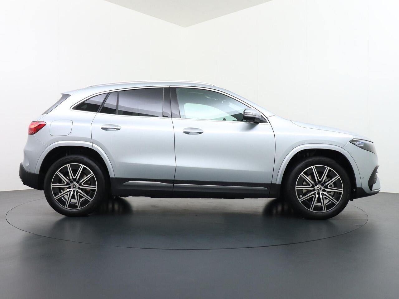 Mercedes-Benz EQA 250+ Business Solution AMG 71 kWh Accu | Panorama - Schuifdak | 360° Camera | Head-Up Display | Burmester Surround Sound | Apple Carplay & Android Auto | DAB+ Radio | 19" Lichtmetalen AMG Velgen