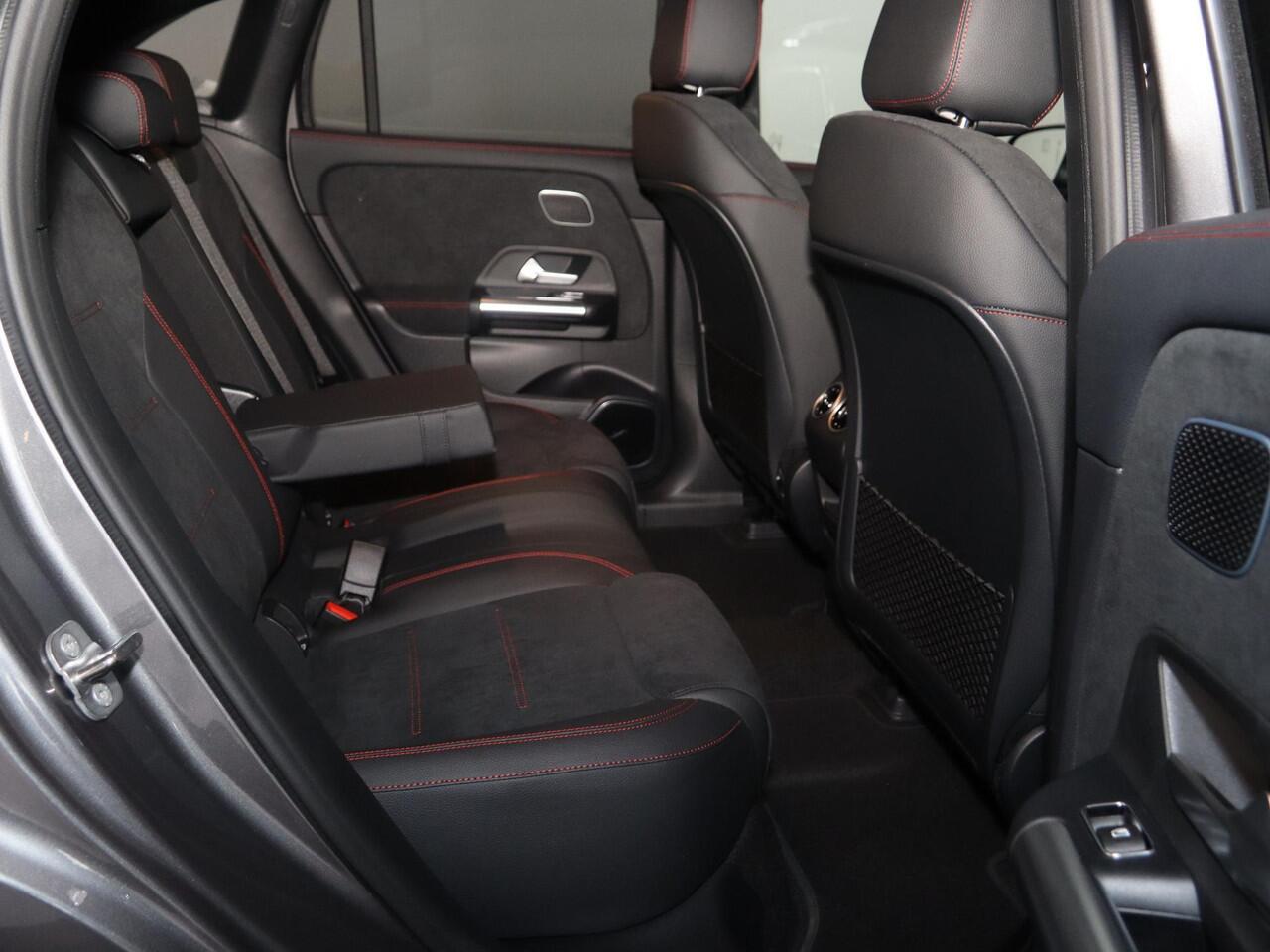 Mercedes-Benz EQA 250+ Business Solution AMG 71 kWh | Panoramaschuifdak | Night | Dodehoekassistent | Head-up | Burmester | Winterpakket |