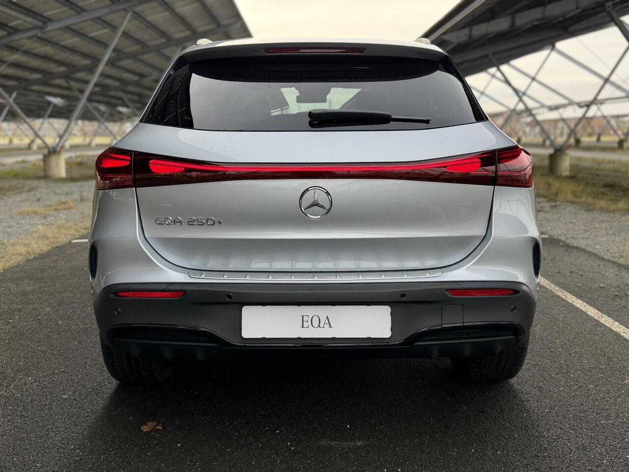 Mercedes-Benz EQA 250+ Business Solution AMG 71 kWh | Night | Panoramaschuifdak | Leder | Head-up | Burmester | Winterpakket |