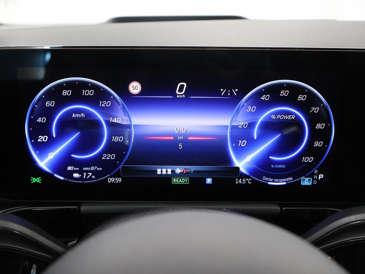 Mercedes-Benz EQA 250+ Business Solution AMG 71 kWh | Panoramaschuifdak | Night | Dodehoekassistent | Head-up | Burmester | Winterpakket |