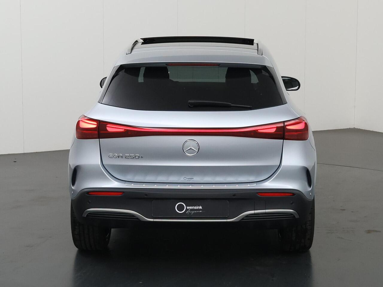 Mercedes-Benz EQA 250+ Business Solution AMG 71 kWh | Panoramaschuifdak | Dodehoekassistent | Head-up | Burmester | Winterpakket |