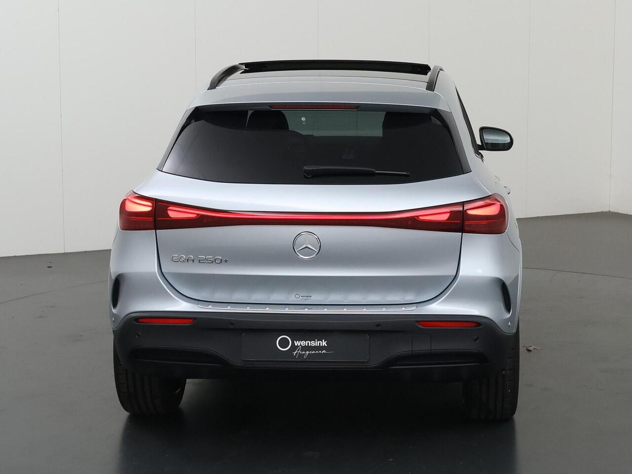 Mercedes-Benz EQA 250+ Business Solution AMG 71 kWh | Panoramaschuifdak | Dodehoekassistent | Head-up | Leder | Burmester | Winterpakket |