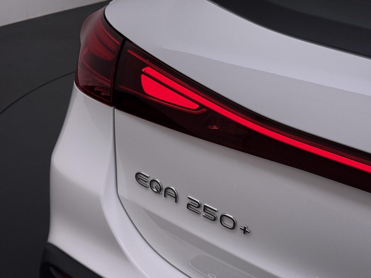 Mercedes-Benz EQA 250+ Business Solution | Trekhaak | LED Koplampen | Adaptieve Grootlichtassistent | Stoelverwarming | Sfeerverlichting | Elektrische Achterklep | Achteruitrijcamera | Parkeersensoren