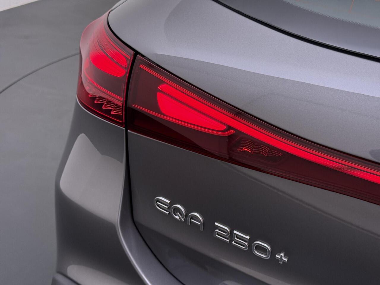 Mercedes-Benz EQA 250+ Business Solution | Progressive Advanced Pakket | Trekhaak | DISTRONIC Afstandsassistent | Dodehoekassistent | Adaptieve Grootlichtassistent | LED Koplampen | Stoelverwarming | Sfeerverlichting | Elektrische Achterklep | Elektrisch Inklapbare Buiten