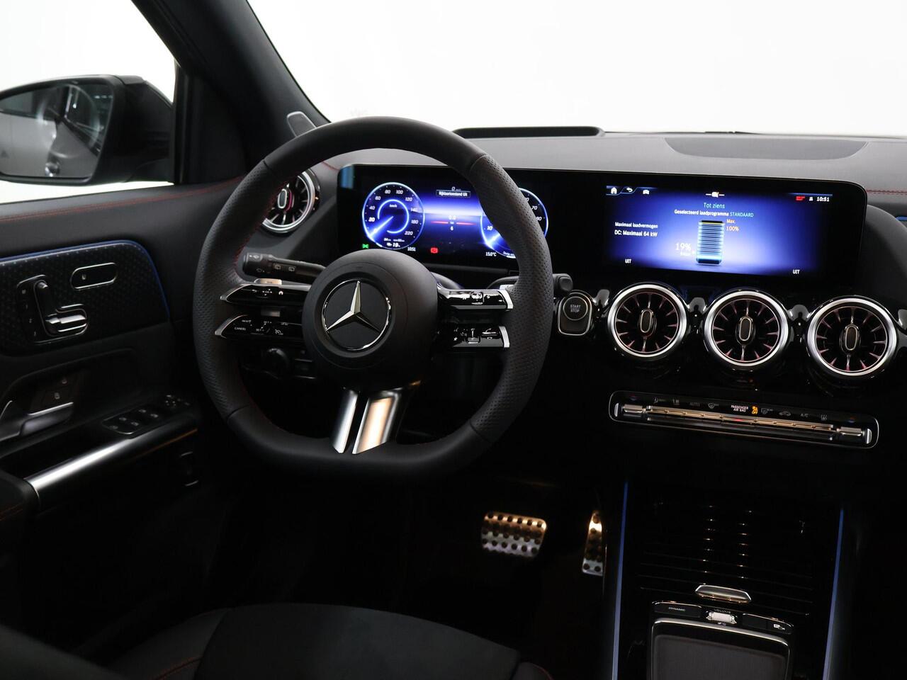 Mercedes-Benz EQA 250+ Business Solution AMG 71 kWh | Panoramaschuifdak | Night | Dodehoekassistent | Head-up | Burmester | Winterpakket |