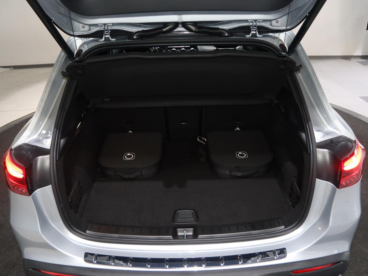 Mercedes-Benz EQA 250+ Business Solution Luxury 71 kWh | Panoramaschuifdak | Rijassistentie pakket | Achteruitrijcamera | Stoelverwarming | Dodehoekassistent |