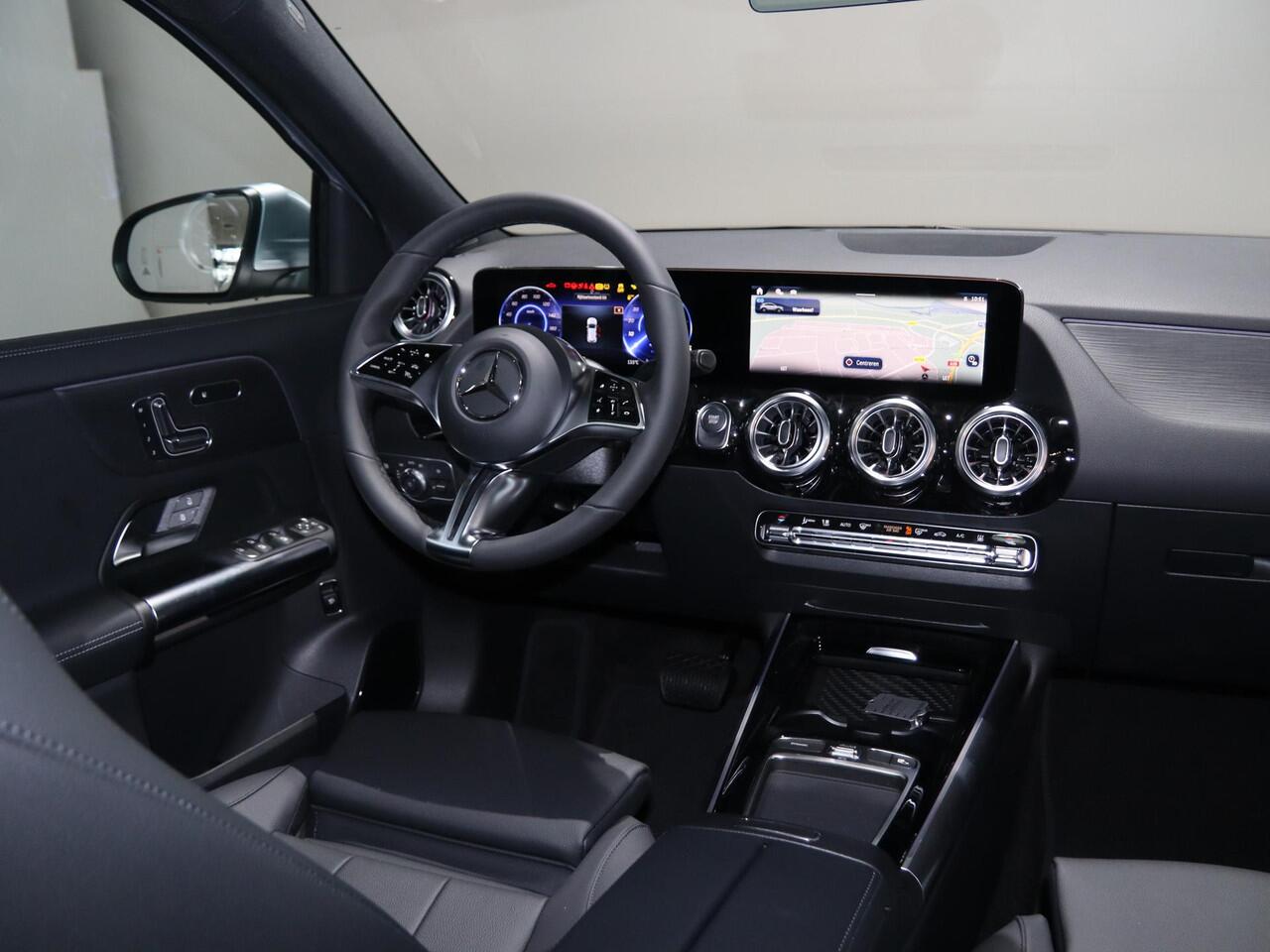 Mercedes-Benz EQA 250+ Business Solution Luxury 71 kWh | Panoramaschuifdak | Rijassistentie pakket | Achteruitrijcamera | Stoelverwarming | Dodehoekassistent |