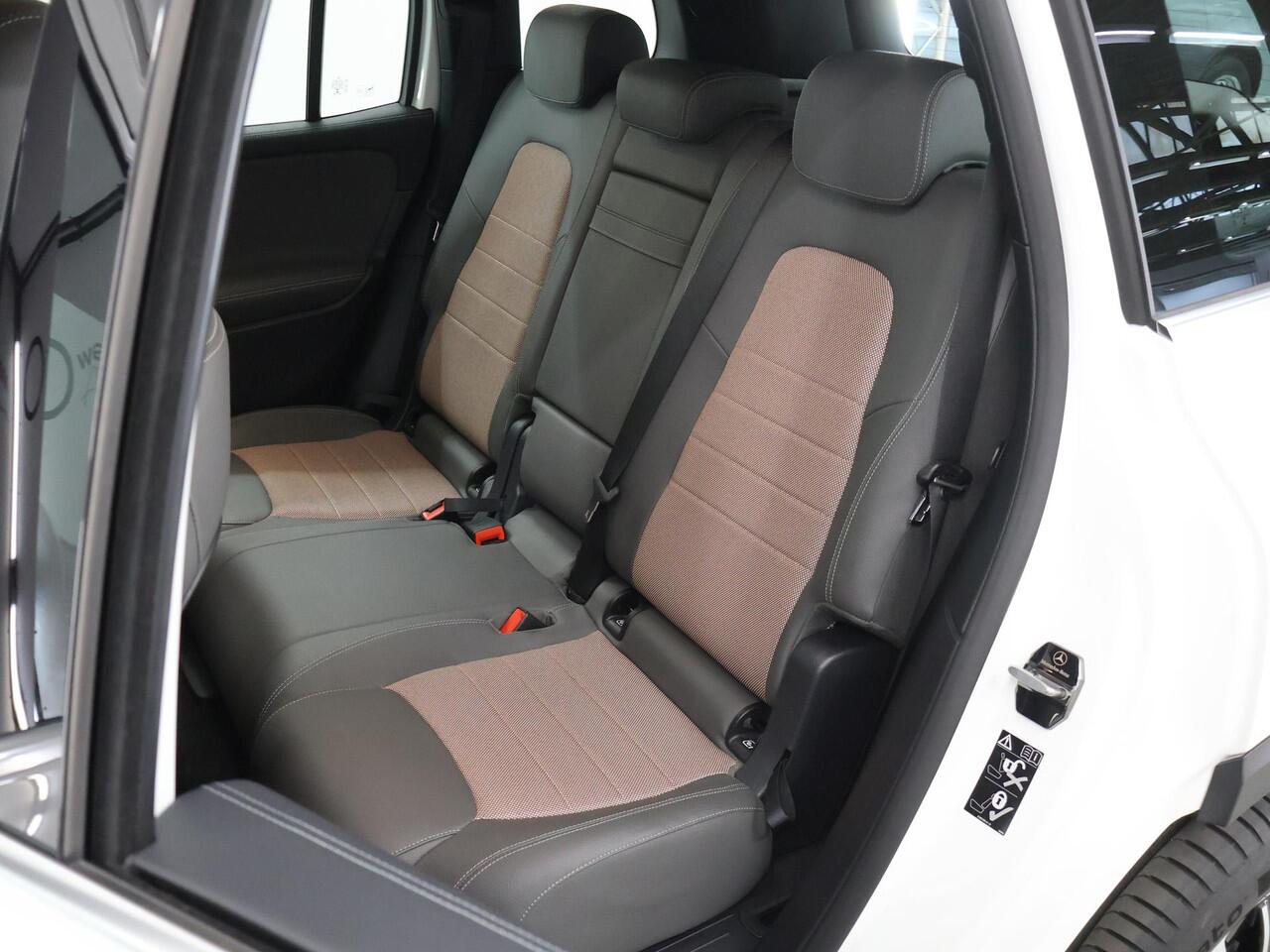 Mercedes-Benz EQB 300 4MATIC Luxury Line 67 kWh | Sfeerverlichting | Stoelverwarming | Achteruitrijcamera |