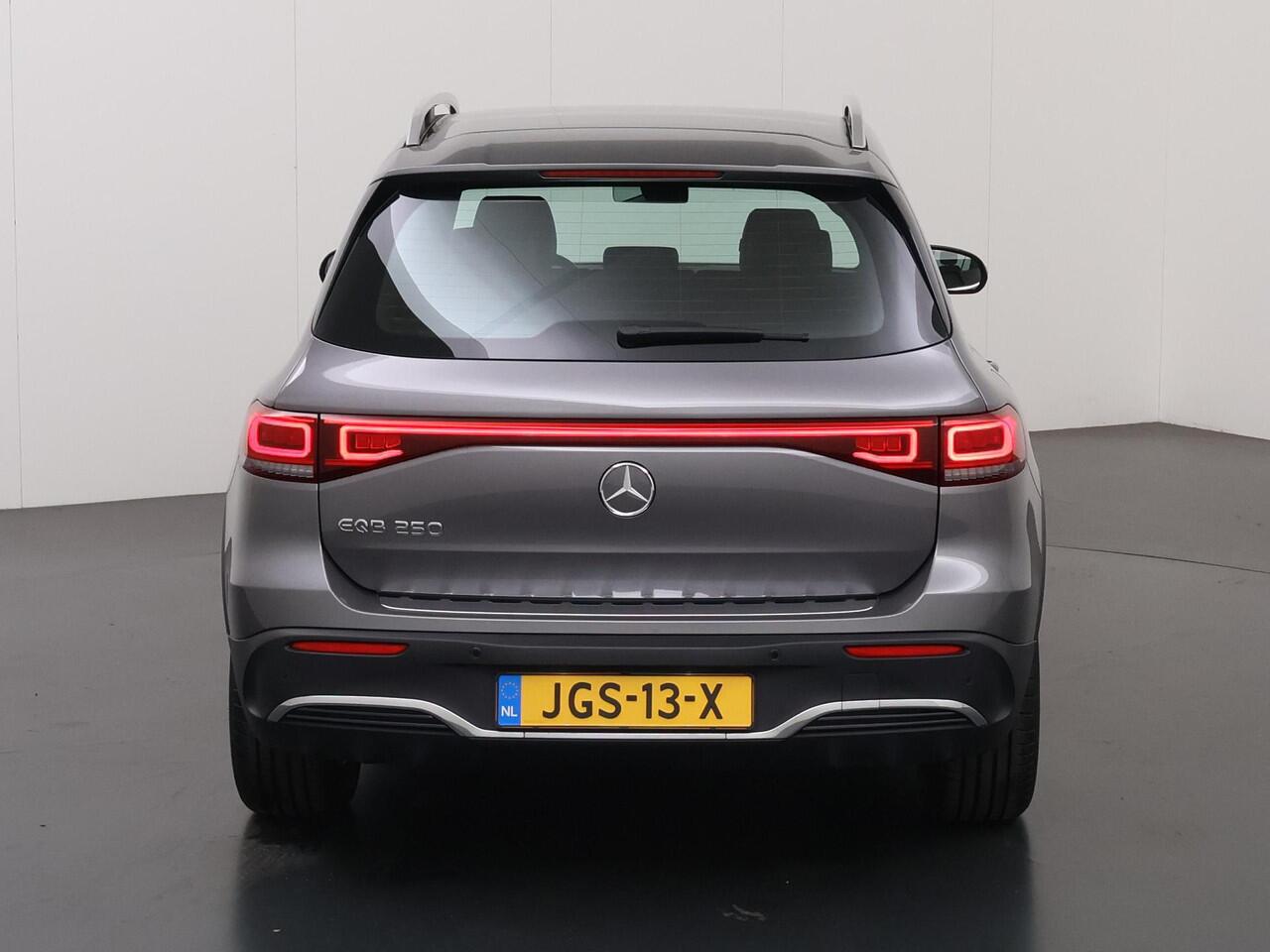 Mercedes-Benz EQB 250 AMG Line 71 kWh | Augmented reality | Stoelverwarming | Elektrische achterklep |