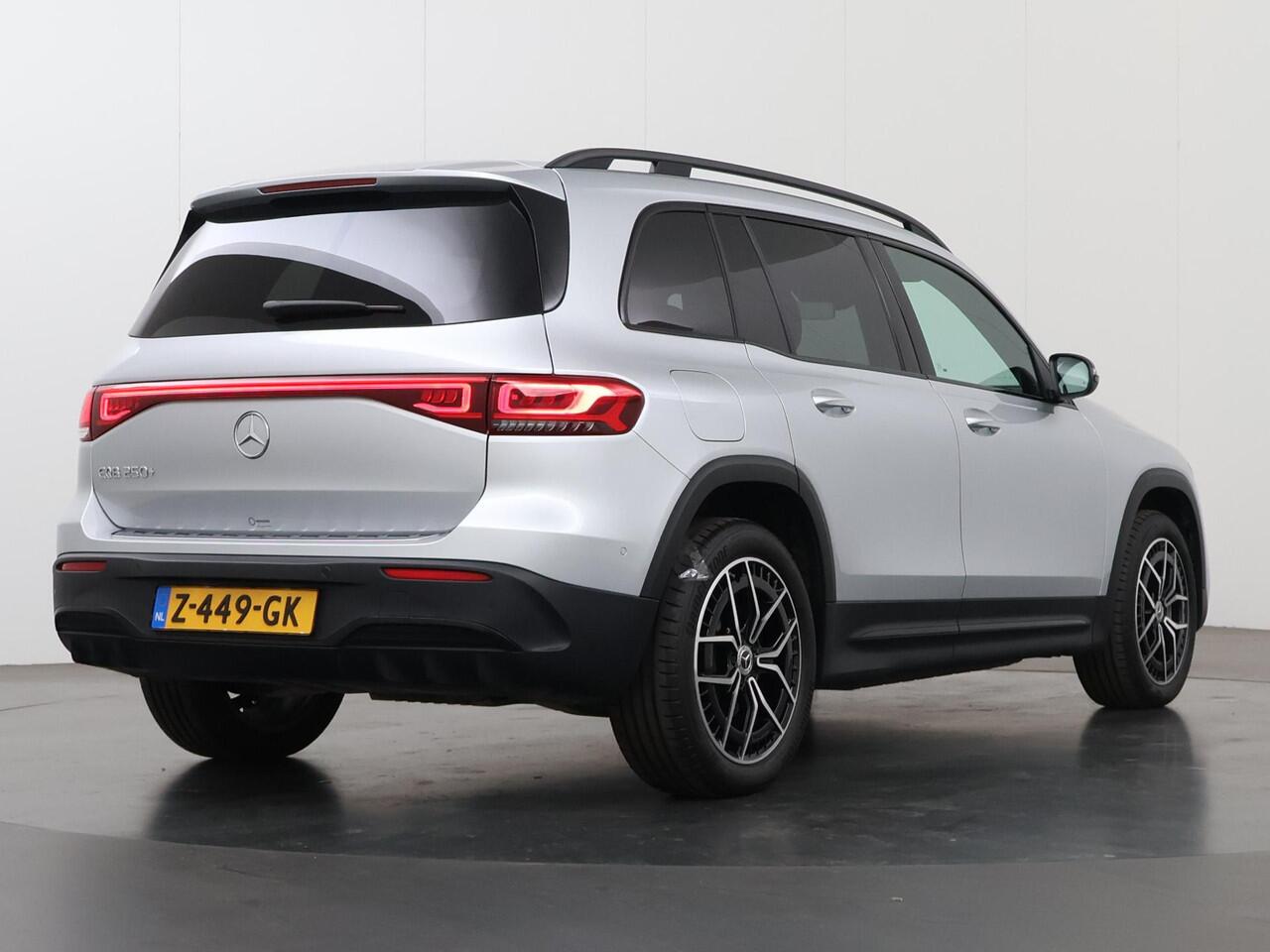 Mercedes-Benz EQB 250+ Business Edition 71 kWh | AMG Line | Nightpakket | 19-Inch | Stoelverwarming | MBUX