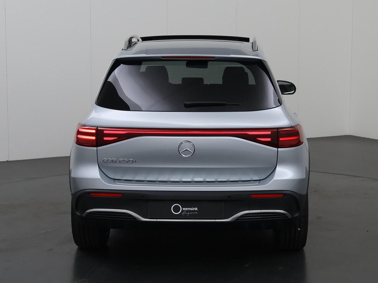 Mercedes-Benz EQB 250+ AMG Line 71 kWh | Panoramaschuifdak | Head-up display | Keyless go | Verstelbare demping| Smartphone-integratie |