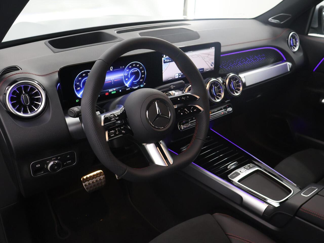 Mercedes-Benz EQB 250+ AMG Line 71 kWh | Panoramaschuifdak | Head-up display | Keyless go | Verstelbare demping| Smartphone-integratie |