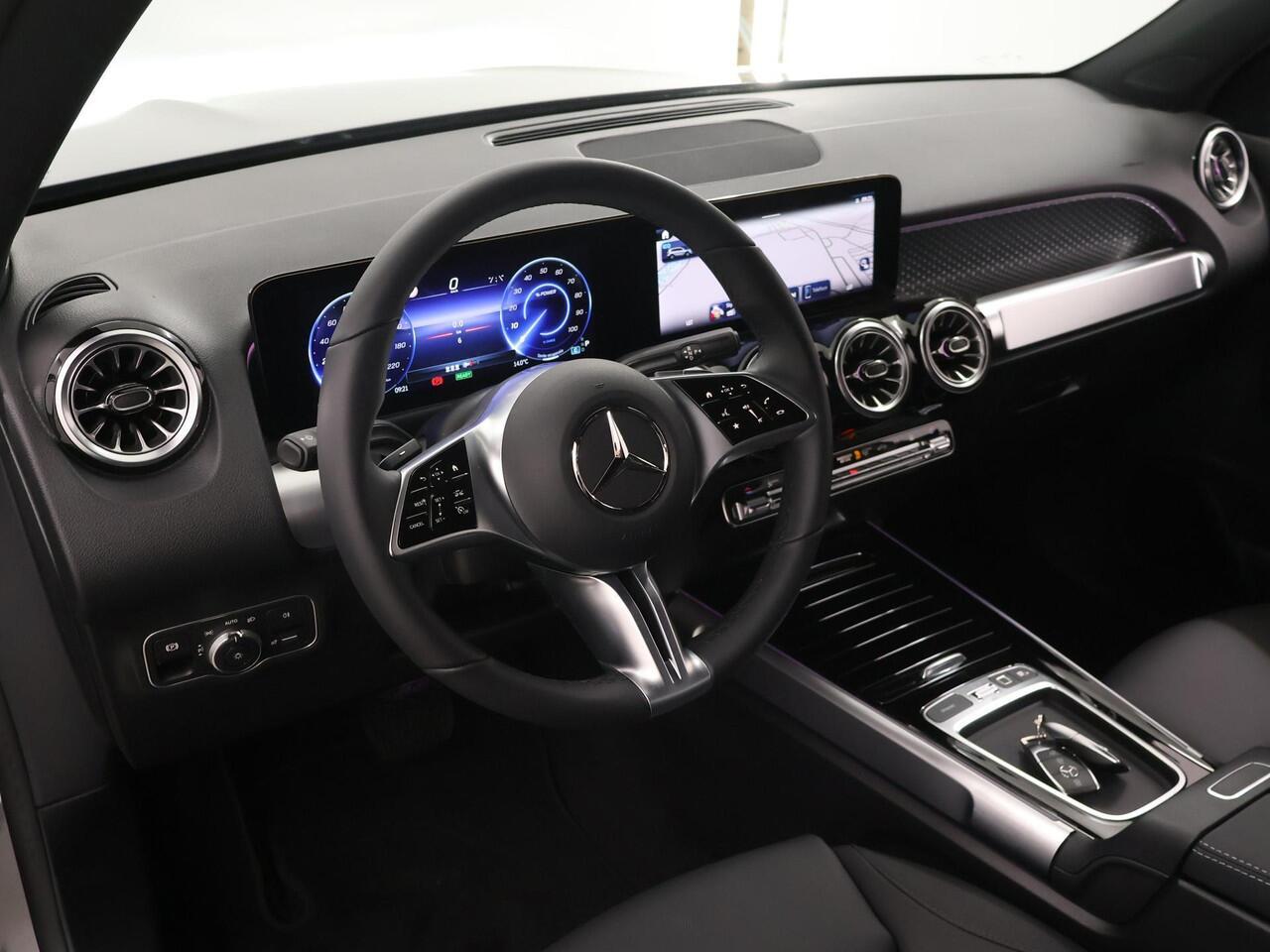 Mercedes-Benz EQB 250+ Luxury Line | Dodehoek Detectie | Panoramadak | Keyless Go | Sfeerverlichting | Stoelverwarming | Apple Carplay/Android Auto |