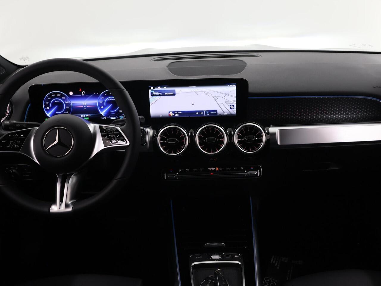 Mercedes-Benz EQB 250+ Luxury Line | Dodehoek Detectie | Panoramadak | Keyless Go | Sfeerverlichting | Stoelverwarming | Apple Carplay/Android Auto |