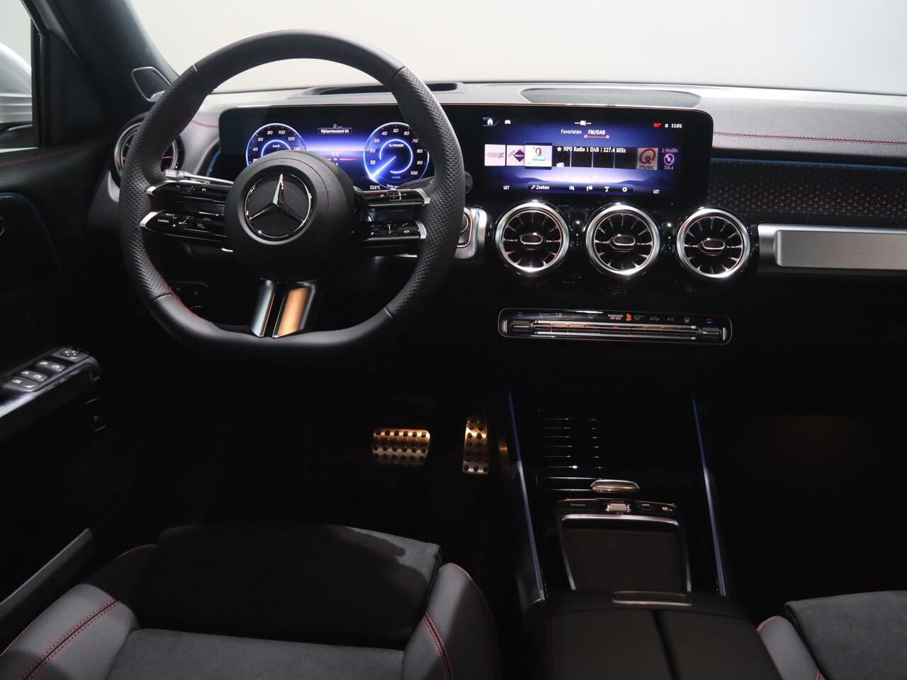 Mercedes-Benz EQB 250+ Business Solution AMG 71 kWh | Panoramadak | Trekhaak | Burmester | Memory stoelen | Head-up display | Sfeerverlichting | Winter pakket |